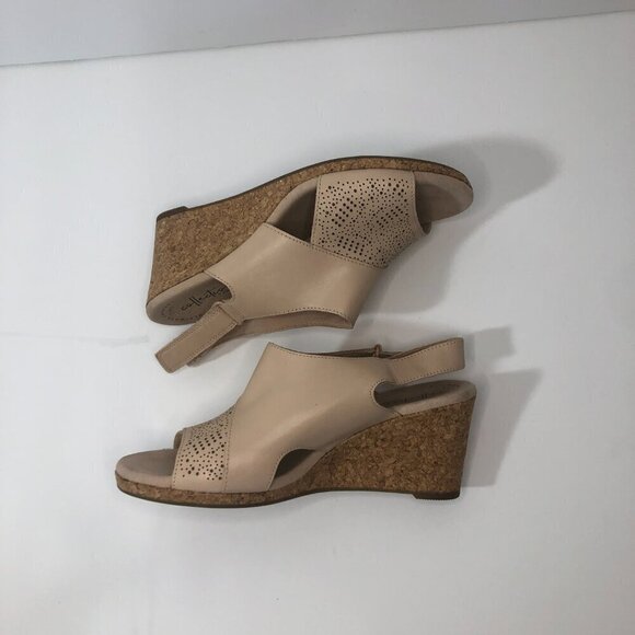 CLARKS Sandals Women's Size 7.5 Beige Cream Lafley Joy Leather Open Toe Wedge - Picture 9 of 12